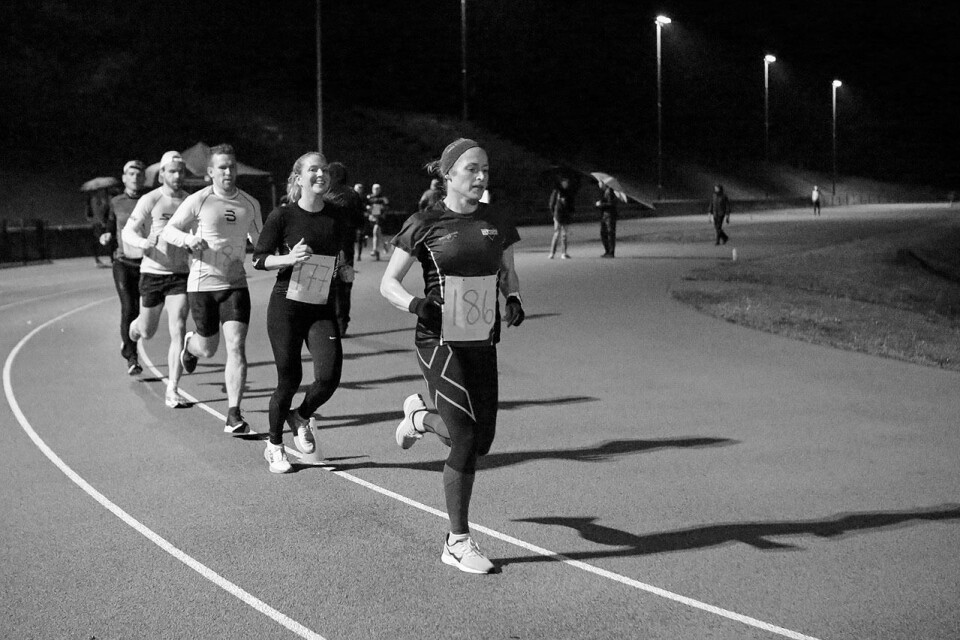 Anita Blomholm Kvamme er her i front med Anja Kleiven Sætre tett på i sin 10 000 meter på Skansemyren. (Alle foto: Arne Dag Myking) Anita Blomholm Kvamme er her i front med Anja Kleiven Sætre tett på i sin 10 000 meter på Skansemyren. (Alle foto: Arne Dag Myking)