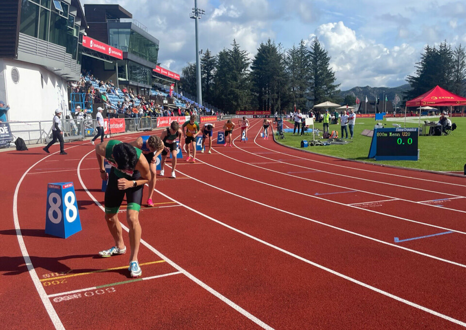 Junior-NM: Esten Hansen-Møllerud Hauen og Sondre Svarholt vant 800 meter 800m mu20 - Start.jpg