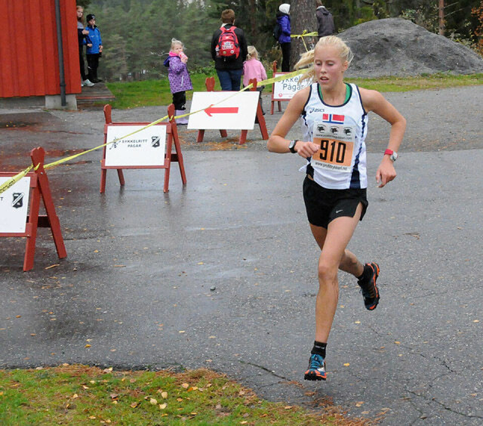 Tidenes rekordgubbe – med hele 907 løpere til start 1-dame12_vinner_maal.jpg