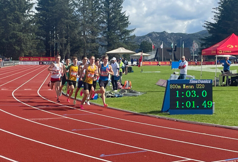 Junior-NM: Esten Hansen-Møllerud Hauen og Sondre Svarholt vant 800 meter 800m mu20 - Svingen.jpg