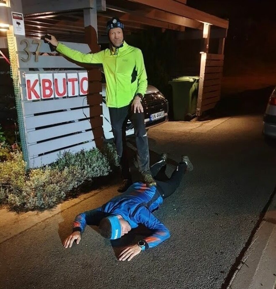 Jon Asphjell vant Kruke’s Backyard Ultra - 14 runder i tøff løype Lars Erik Gylland - legger seg flat.jpg