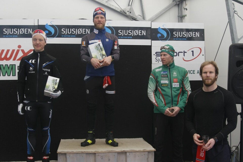Podiet i klasse M31-35 i årets Sjusjøen Fri (fr v.): Simen Andreas Sveen, Martin Johnsrud Sundby, Stian Jelstad (3. plass) og Ivar Hesselberg Indby (5. plass). Podiet i klasse M31-35 i årets Sjusjøen Fri (fr v.): Simen Andreas Sveen, Martin Johnsrud Sundby, Stian Jelstad (3. plass) og Ivar Hesselberg Indby (5. plass).