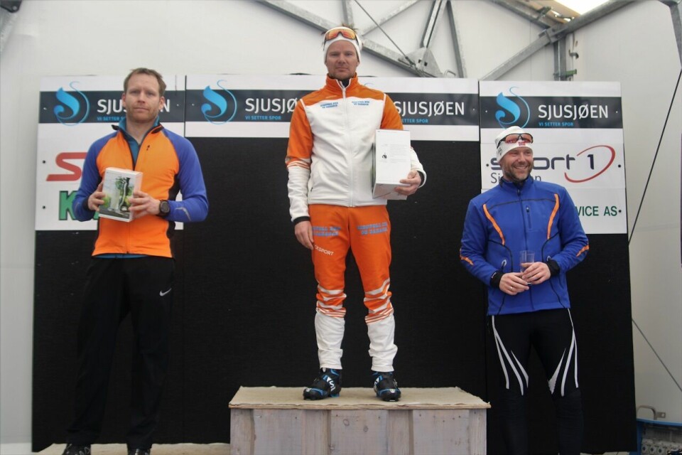 Martin Johnsrud Sundby vs. Simen Andreas Sveen i Sjusjøen Fri Pallen_M41-45aar.jpg
