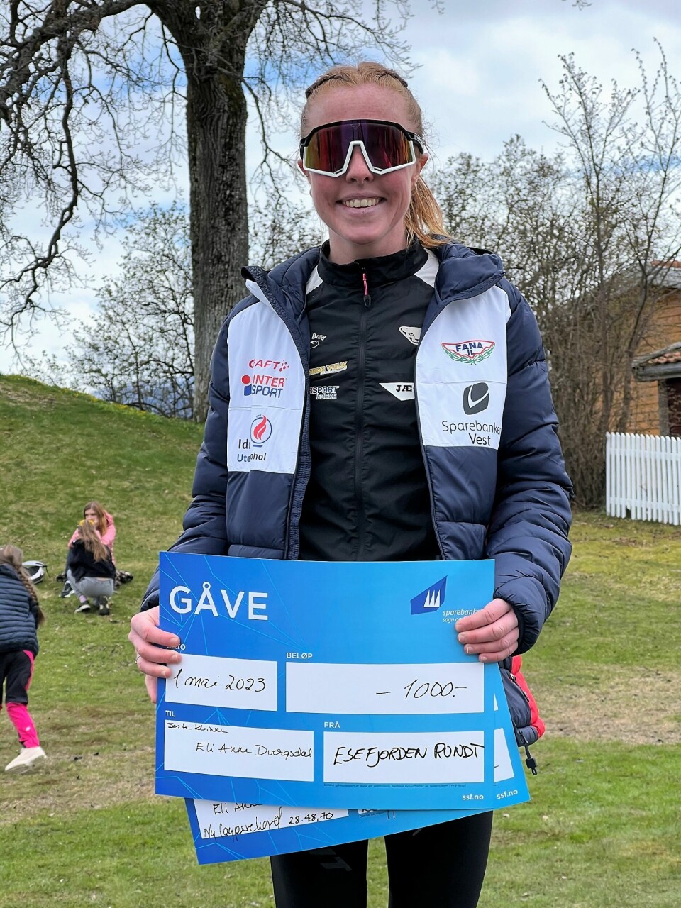 Nesten 500 deltakere i Esefjorden Rundt 1. mai Eli Anne Dvergsdal med vinnersjekken.jpg