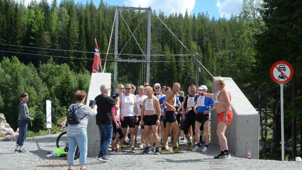 Arne Moren dirigerer det store startfeltet da den første Strandvoldrunden på 25 år ble arrangert i 2018. (Foto fra Strandvoldbruas Venners facebookside) Arne Moren dirigerer de store startfeltet da den første Strandvoldrunden på 25 år ble arrangert i 2018. (Foto fra Strandvoldbruas Venners facebookside)