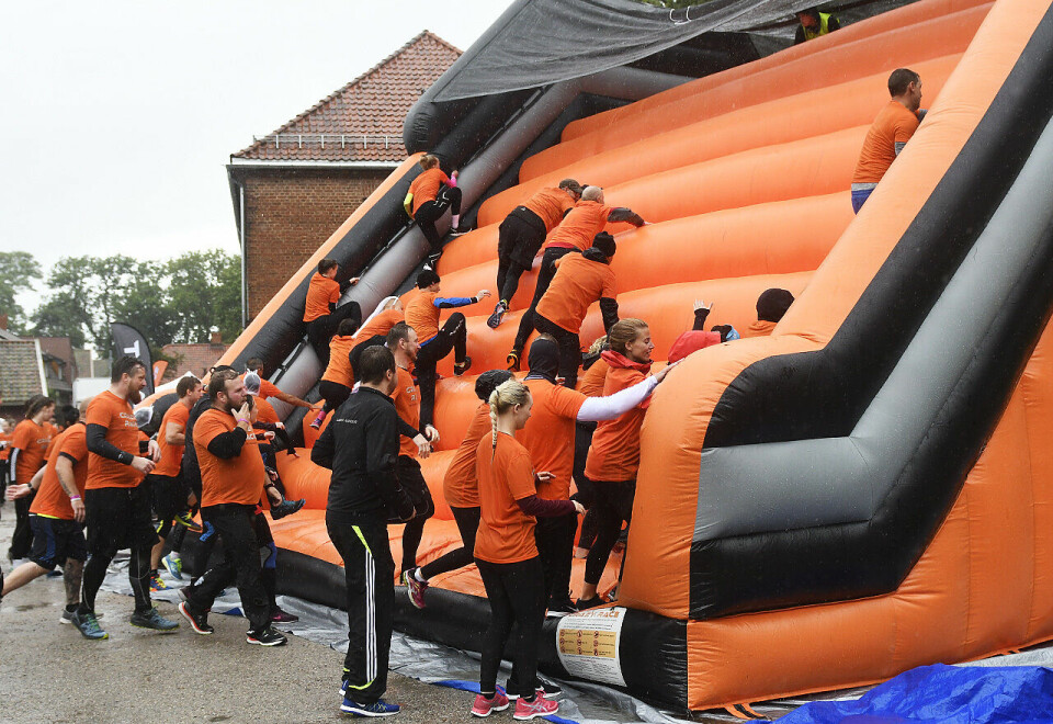 Regn. Det perfekte været når løpet går under navnet CrazyRace. Deltakerne var fullstendig gjennomvåt allerede etter 100 m og første hinder var passert. (Alle foto: Bjørn Johannessen) Regn. Det perfekte været når løpet går under navnet CrazyRace. Deltakerne var fullstendig gjennomvåt allerede etter 100 m og første hinder var passert. (Alle foto: Bjørn Johannessen)