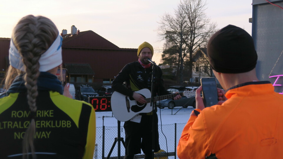 Rumenske Florin Simion ble Last One Standing på Ekeberg Backyard Ultra Jon Asphjell synger backyardsangen.jpg