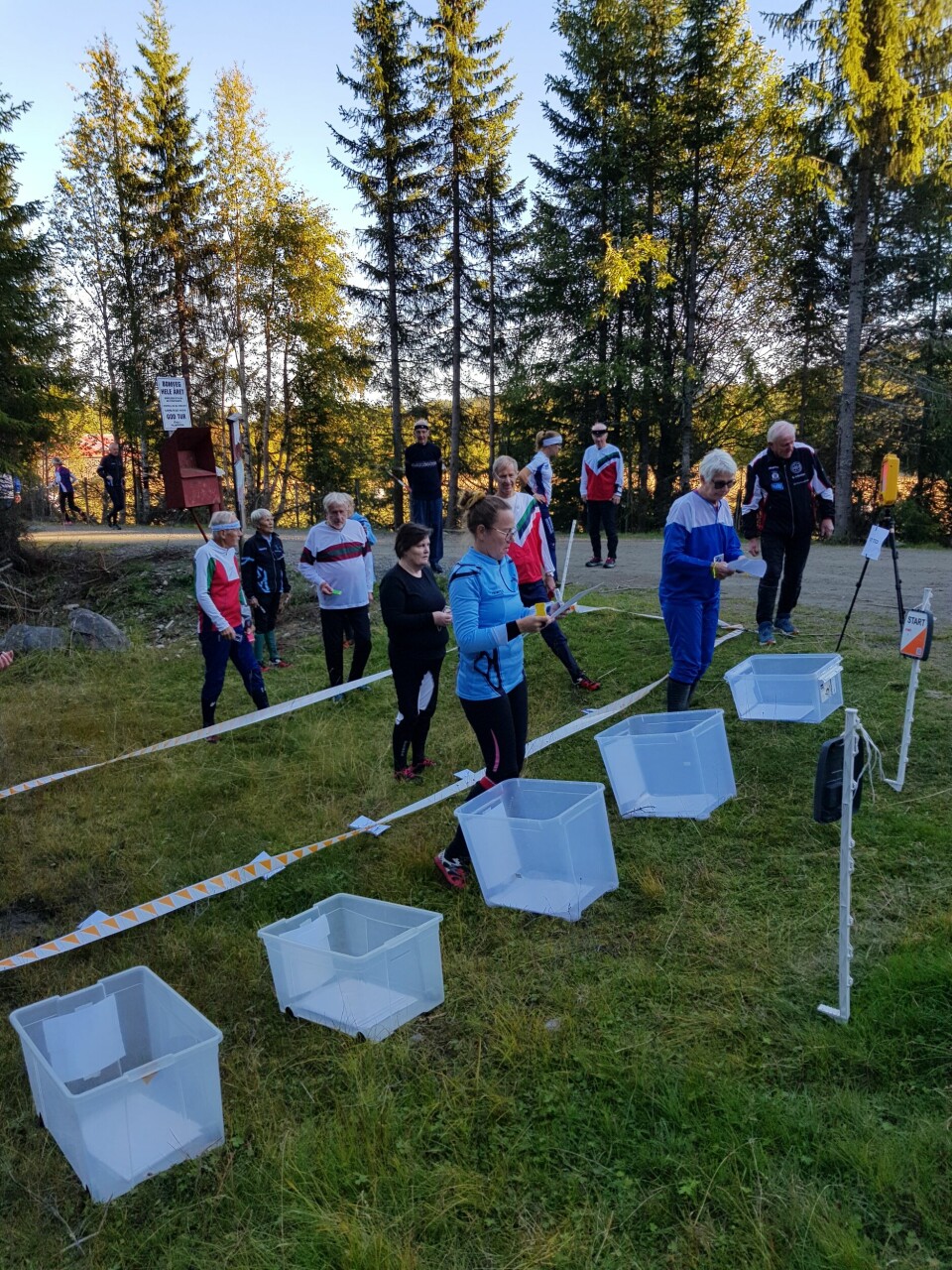 Trivelig kveld da ukas bedrifts-o-løp gikk fra Steinsvollsetra i Snertingdal Klare_til_start.jpg