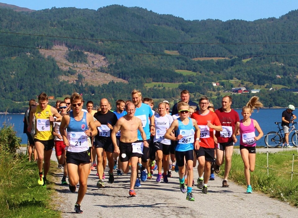 Startbilde der vi ser blant annet vinneren Ola Aspås med nummer 6, andremann Knut Hjertvik med nummer 21 og tredjemann Are Uran med nummer 21. (Foto: Arrangøren) Startbilde der vi ser blant annet vinneren Ola Aspås med nummer 6, andremann Knut Hjertvik med nummer 21 og tredjemann Are Uran med nummer 21. (Foto: Arrangøren)