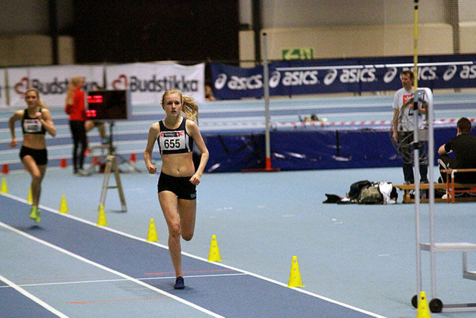 Mange jenter løp 800 m på kvinnedagen IMG_3682.jpg