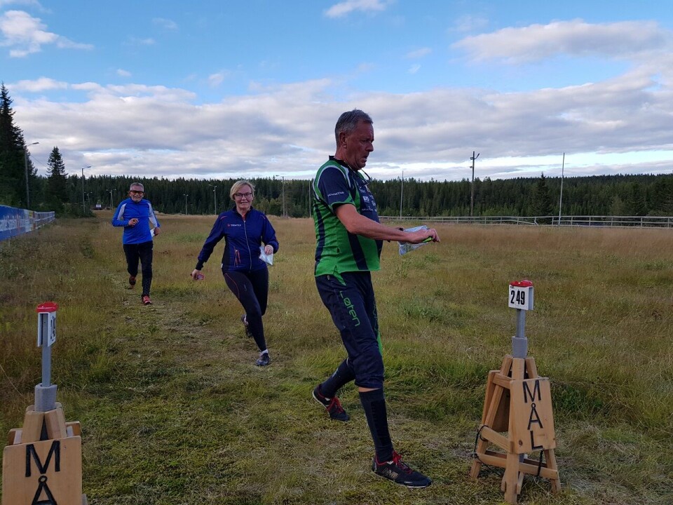 Bedrifts-o-løp i lav høstsol på Gåsbu K¢ mot mål.jpg