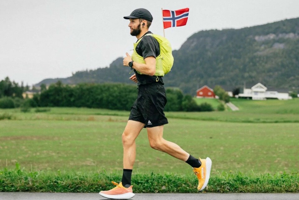 Jake Catterall har så langt løpt med det norske flagget i sekken i 40 dager. (Foto fra Jake Catteralls Facebookside)) Jake Catterall har så langt løpt med det norske flagget i sekken i 40 dager. (Foto fra Jake Catteralls Facebookside)