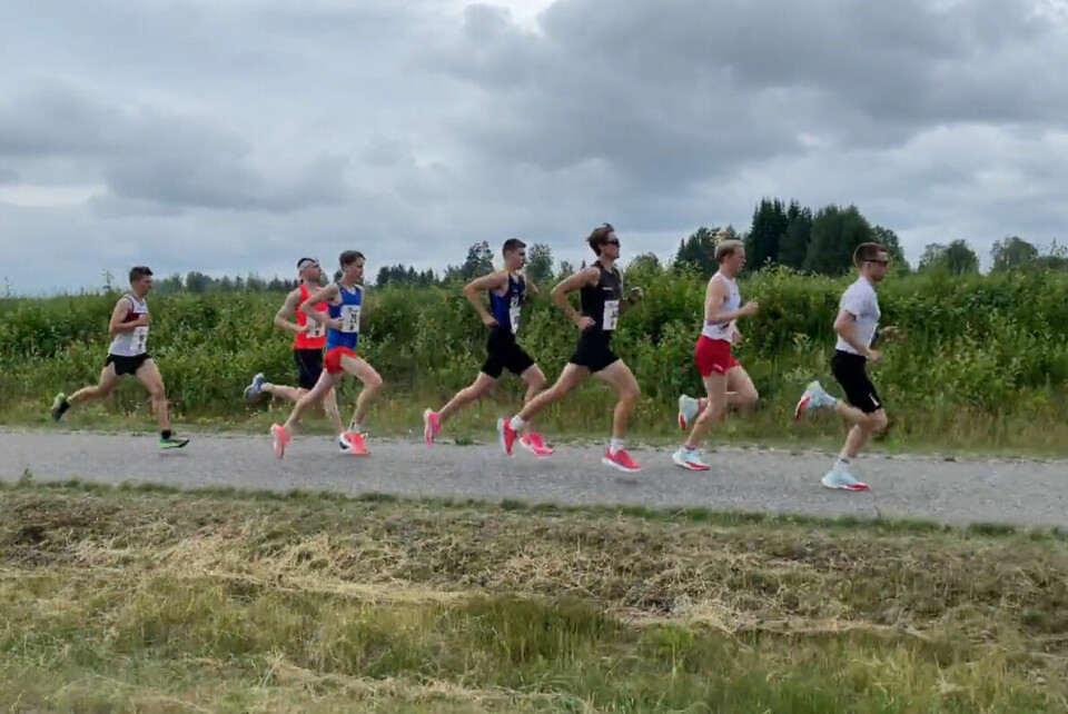 5-km-løperne i den flate løypen ved Gardermoen. (Skjermprint fra stream) 5-km-løperne i den flate løypen ved Gardermoen. (Skjermprint fra stream)