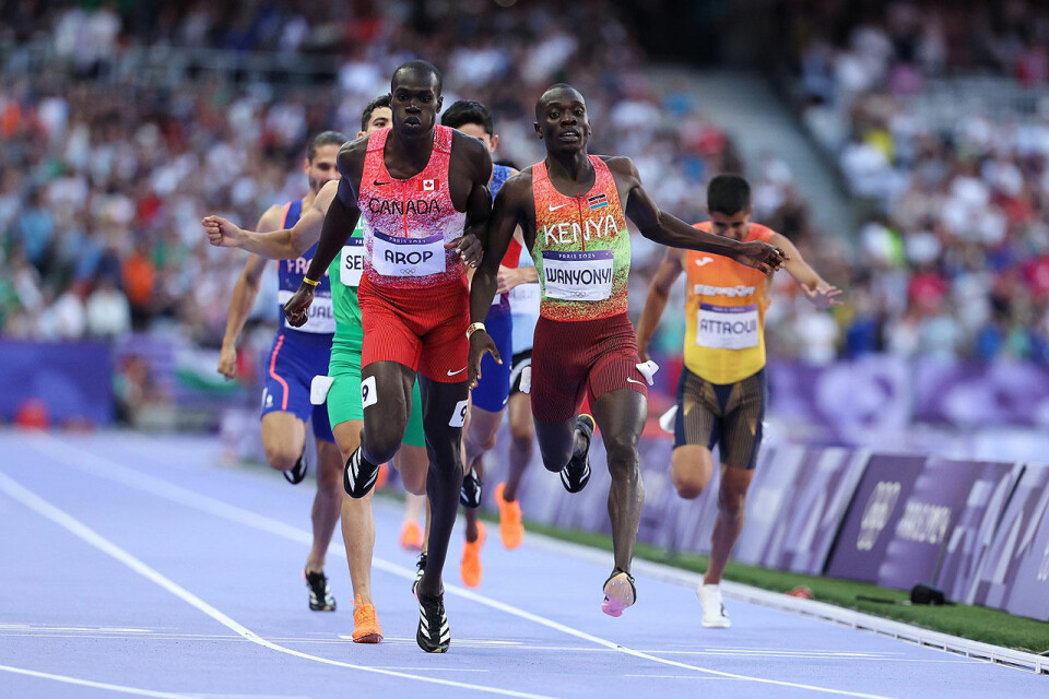 Marco Arop spurter mot Emmanuel Wanyonyi i 800-meterfinalen, men mangler ett hundredelssekund ved målpassering. (Foto: World Athletics) Marco Arop fra Canada og Emmanuel Wanyonyi fra Kenya.