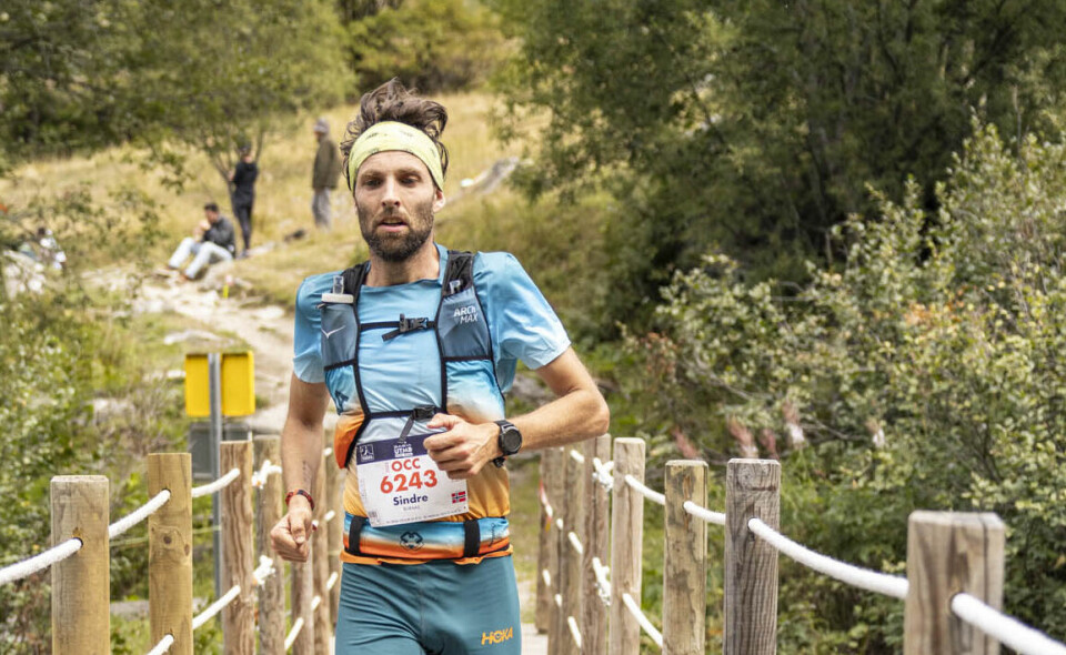 Sindre Buraas hadde en sterk karriere som baneløper med blant annet VM-finale på 5000 m. De seinere åra har han fokusert mest på lange fjell- og terrengløp, og her ser vi han under OCC på vei mot Chamonix i 2023. (Foto: Hoka) Sindre Buraas hadde en sterk karriere som baneløper med blant annet VM-finale på 5000 m. De seinere åra har han fokusert mest på lange fjell- og terrengløp, og her ser vi han under OCC på vei mot Chamonix i 2023. (Foto: Hoka)