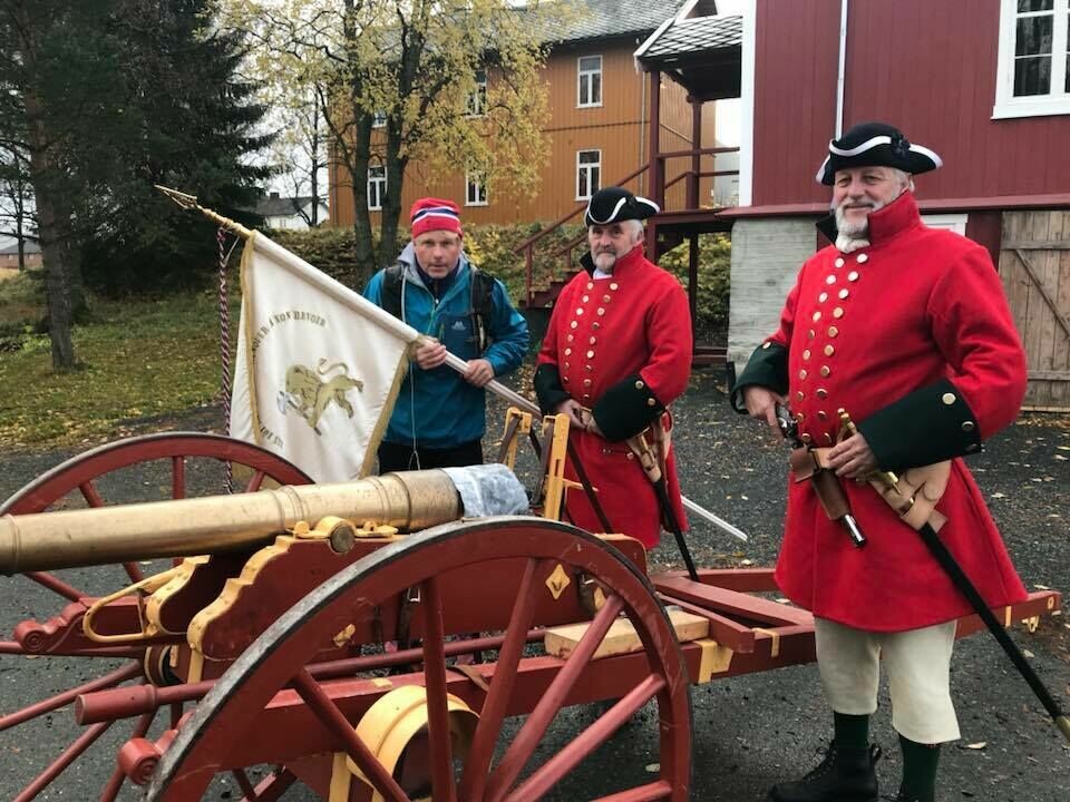 Hallgeir Martin Lundemo med kanon og mannskap som skal fyre av startskuddet i årets NM terrengultra i Meråker. Hallgeir Martin Lundemo med kanon og mannskap som skal fyre av startskuddet i årets NM terrengultra i Meråker.
