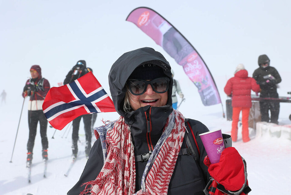 Nina Brendesæter har kommet seg til en av drikkestasjonene og kan tanke opp med litt solbærtoddy. Men det blåser kraftig. (Foto: Arne Dag Myking) Nina Brendesæter