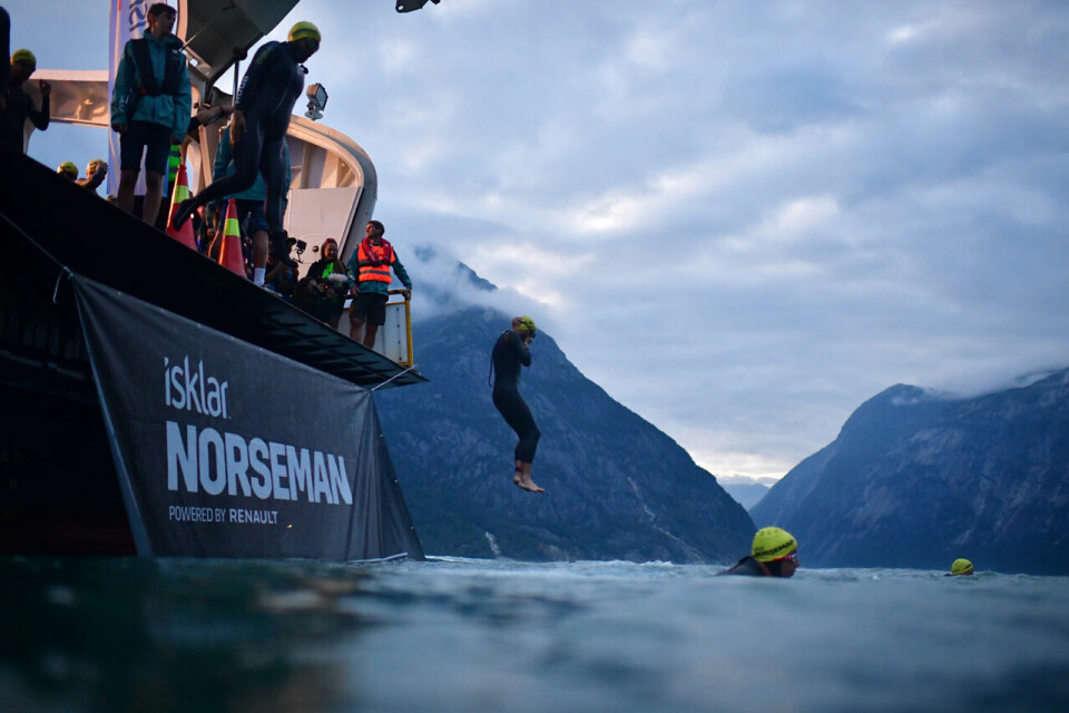 Starten på løpet er å hoppe i fjorden fra en ferge utenfor Eidfjord. (Foto: Alexander Koerner/nxtri.com) Starten på løpet er å hoppe i fjorden fra en ferge utenfor Eidfjord. (Foto: Alexander Koerner/nxtri.com)