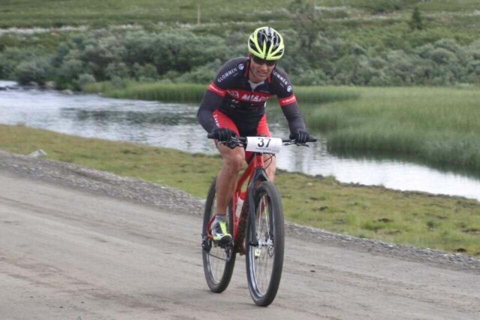 Steffan Hartz Repshus, Rena IL/Hedmark Terrengsykkel avgjorde i terrengpartiet midt i Rosinbakkene og vant Sjusjørittet i år som i fjor. Her passerer han Kroksjøen 3 km før mål. Steffan Hartz Repshus, Rena IL/Hedmark Terrengsykkel avgjorde i terrengpartiet midt i Rosinbakkene og vant Sjusjørittet i år som i fjor. Her passerer han Kroksjøen 3 km før mål.