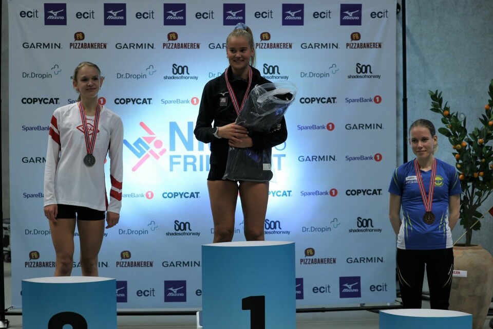 Malin Edland spurtet til NM-gull på 3000 m Pallen 800m kvinner.jpeg