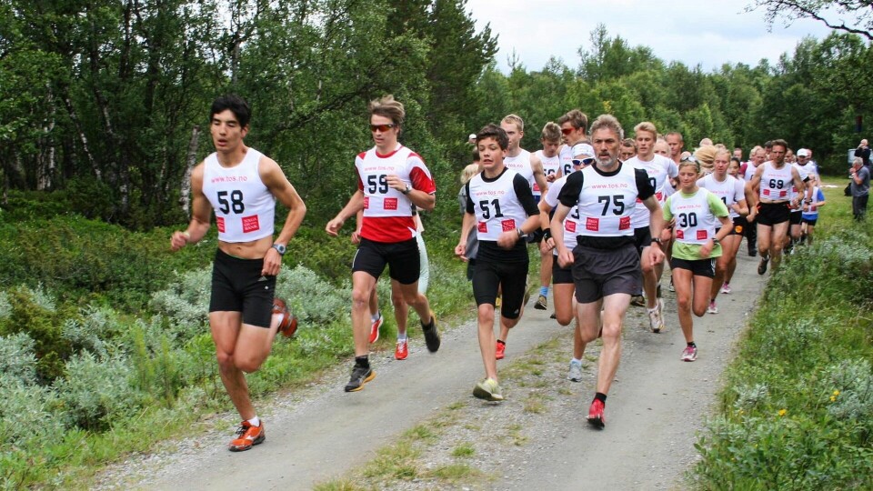 Fra staten på 10 km i 2012 med Olver Sugaren (til venstre) i tet fra start. (Foto fra arrangørens facebookside) Fra staten på 10 km i 2012 med Olver Sugaren (til venstre) i tet fra start. (Foto fra arrangørens facebookside)
