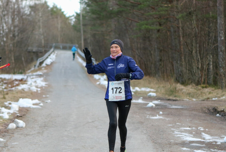 Vera Nystad har passert gangbroa på tilbakeveien og har 9 km igjen av sitt rekordløp. Foto: Martin Hauge-Nilsen Vera Nystad har passert gangbroa på tilbakeveien og har 9 km igjen av sitt rekordløp. Foto: Martin Hauge-Nilsen