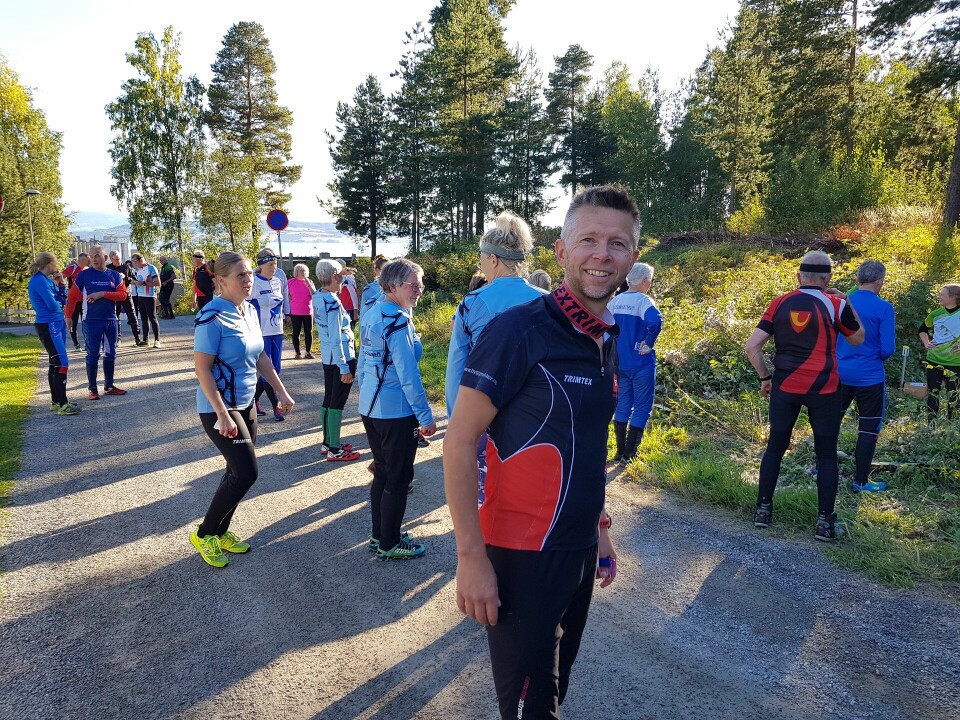 Nesten sommervarme på ukas bedrifts o-løp i Hamar Kenneth Bilstad med et lurt smil f¢r start.jpg