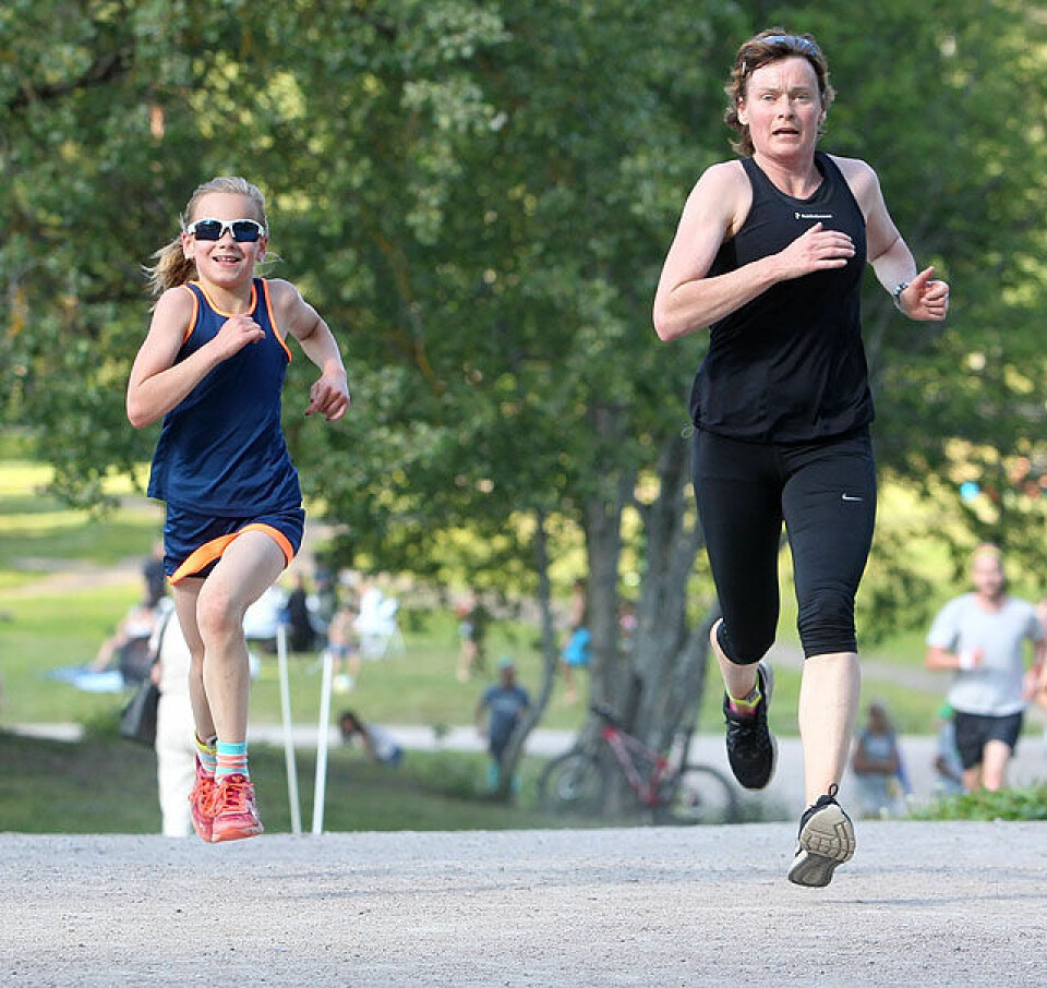 Junior-verdensmester raskest på årets varmeste SRM på Sognsvann Mora_jogget_med_dattera_Brynhild_Synstnes_og_Ida_Synstnes_Hole_A20G4398.jpg