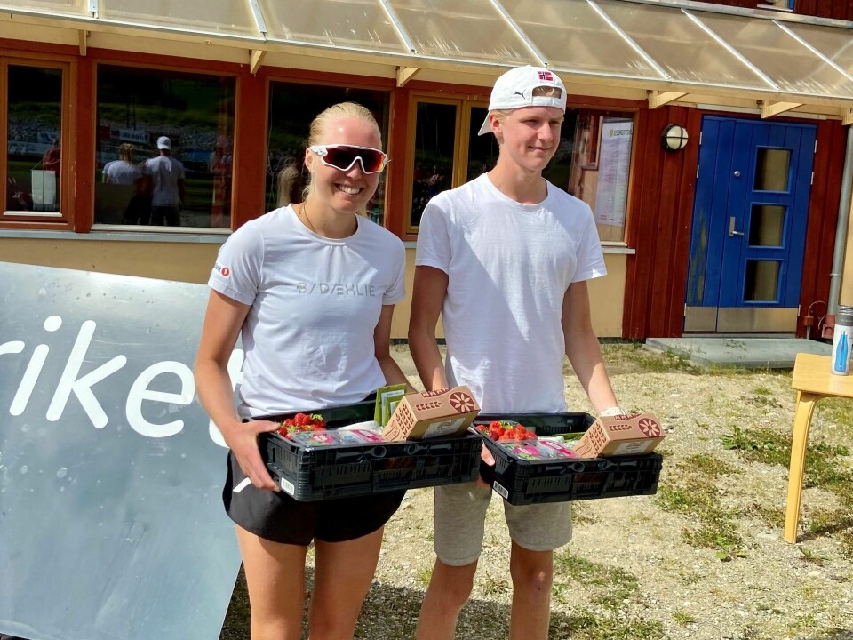 Totalvinnerne på 10 km Pauline Sjøvold og Lars Horten Jordet med hendene fulle av korreiste smakfulle produkter i premie. (Foto: Arrangøren) Totalvinnerne på 10 km Pauline Sjøvold og Lars Horten Jordet med hendene fulle av korreiste smakfulle produkter i premie. (Foto: Arrangøren)