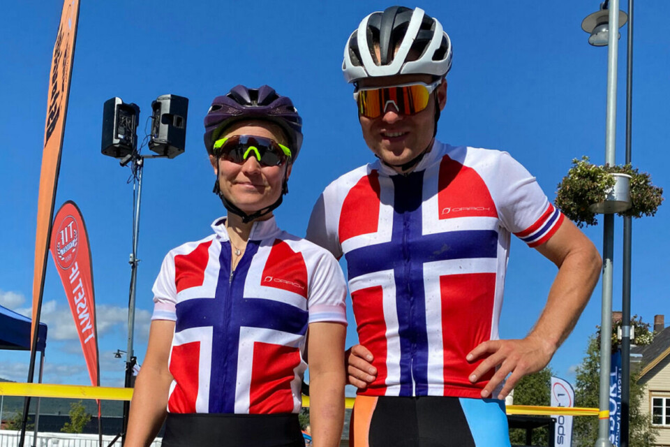 To fornøyde vinnere av Trans Østerdalen og ferske norgesmestere: Hildegunn Hovdenak, Molde CK og Emil Eid Hasund, Kloppa Off Road Klubb/Hard Rocx Swix. (Arrangørfoto) To fornøyde vinnere av Trans Østerdalen og ferske norgesmestere: Hildegunn Hovdenak, Molde CK og Emil Eid Hasund, Kloppa Off Road Klubb/Hard Rocx Swix. (Arrangørfoto)