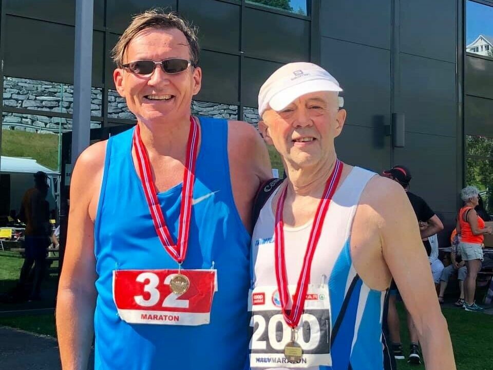 Kondis.no-reporter løp sitt maraton nr 200 i Hornindal, 70 år i dag Helge_Fuglseth_Svein_Rune_Johannessen_etter_målgang.jpg