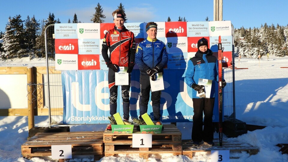 Seierspallen for herrer med (fra venstre) Jørgen Baklid og Jonatan Ståhl på topp og Niklas Ekström på 3. plass. (Foto: Stein Arne Negård) Seierspallen for herrer med (fra venstre) Jørgen Baklid og Jonatan Ståhl på topp og Niklas Ekström på 3. plass. (Foto: Stein Arne Negård)
