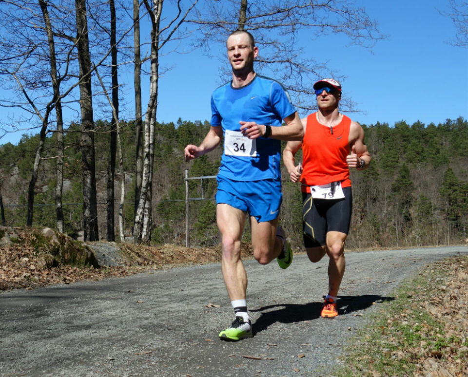 82 løpere fullførte Fevik halvmaraton DSC04739RedNr34og79.jpg