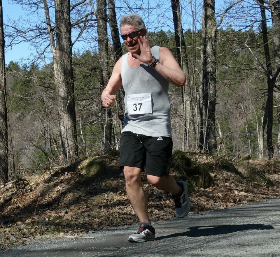 82 løpere fullførte Fevik halvmaraton DSC04802RedNr37vinker.jpg