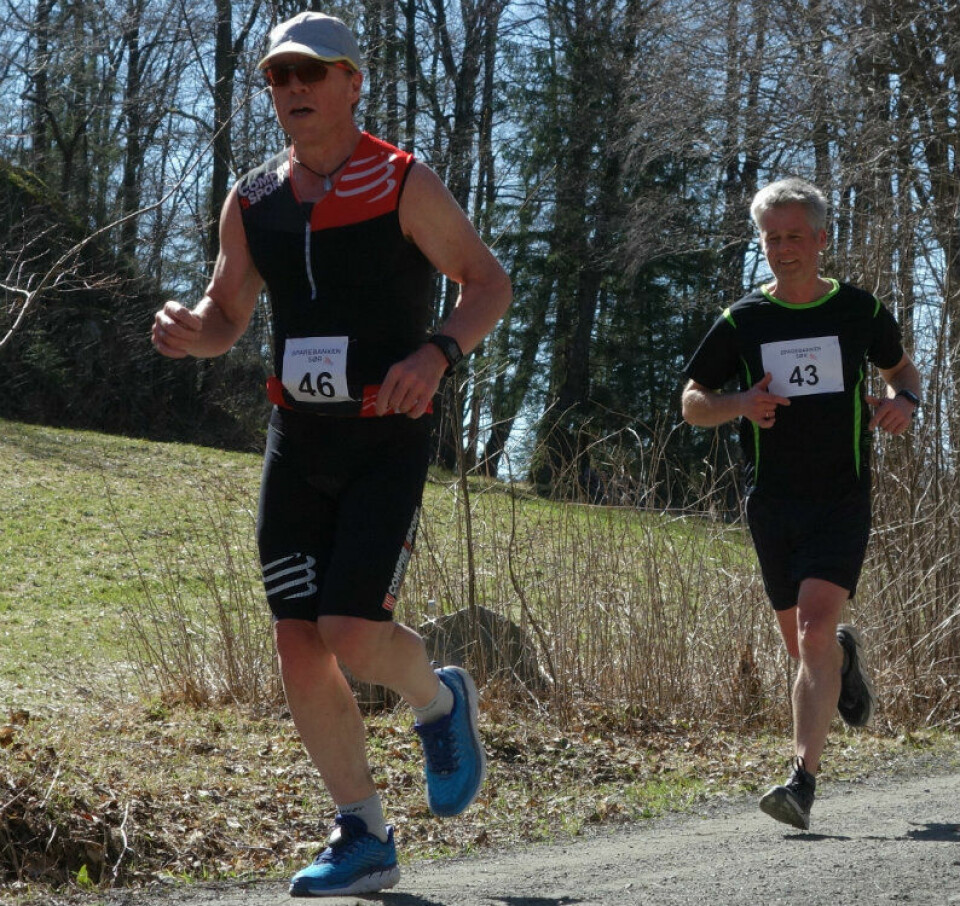 82 løpere fullførte Fevik halvmaraton DSC04856TedEinarOgKarlTB.jpg