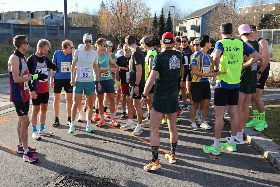278 løpere i aksjon under Lørenskogløpet foer-start.JPG