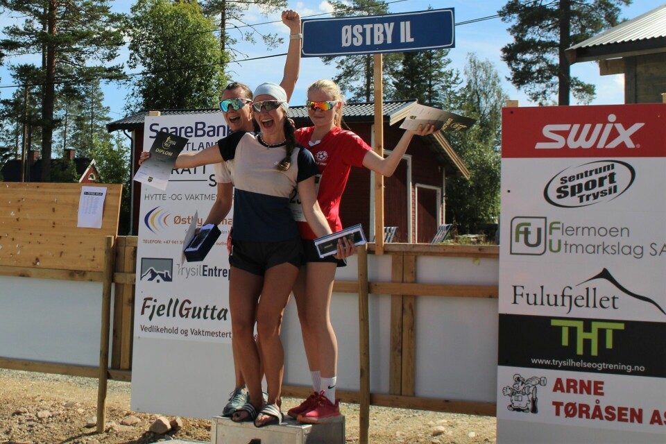 Over 100 smilte om kapp med sola i Trysilmila Seierspallen kvinner 6,5 km.jpg