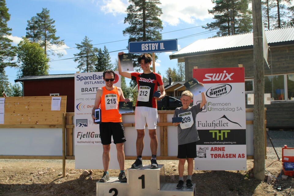 Over 100 smilte om kapp med sola i Trysilmila Seierpallen menn 6,5 km.jpg