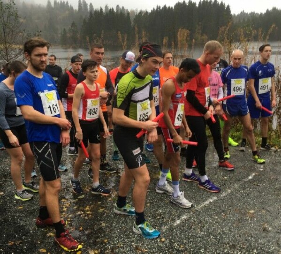 Klar fort start med OIL skigruppa i grønt og løparane i Team Batti i raud drakt. Foto : Arrangøren Klar fort start med OIL skigruppa i grønt og løparane i Team Batti i raud drakt. Foto : Arrangøren
