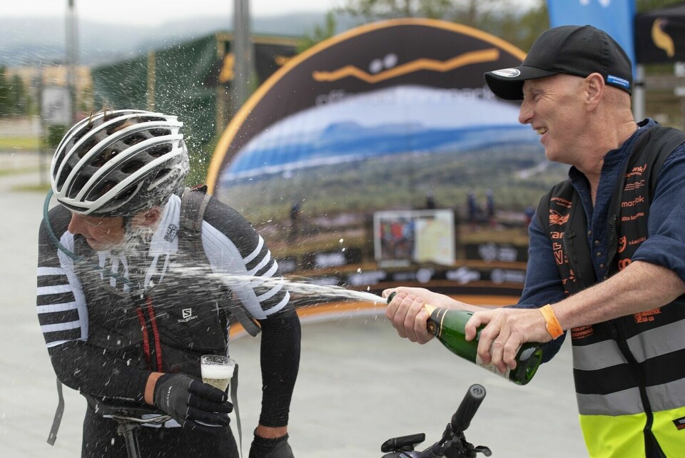 Rittsjef Kjetil Johansen (t.h.) er bekymret for heten som treffer Finnmark lørdag, men har planer om å bytte ut sjampisen med vann når deltakerne skal kjøles ned i nærmere 30 plussgrader. (Foto: Morten Broks/Offroad Finnmark) Rittsjef Kjetil Johansen (t.h.) er bekymret for heten som treffer Finnmark lørdag, men har planer om å bytte ut sjampisen med vann når deltakerne skal kjøles ned i nærmere 30 plussgrader. (Foto: Morten Broks/Offroad Finnmark)