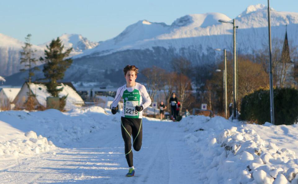 Mads Fredriksen, Dimna IL i tet, med kort vei igjen til målgang. Foto: Martin Hauge-Nilsen Mads Fredriksen, Dimna IL i tet, med kort vei igjen til målgang. Foto: Martin Hauge-Nilsen
