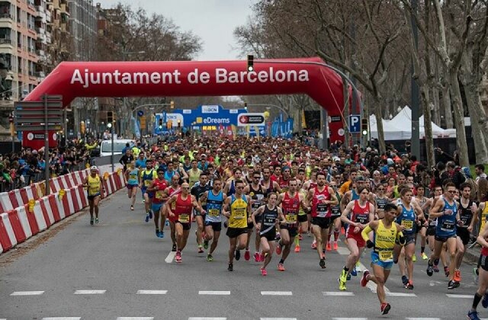 Fra søndagens Barcelona halvmaraton som gikk under forhold med skyet vær, noe vind og temperaturer i overkant av 10 grader (Foto: mitjabarcelona.com|Facebook) Fra søndagens Barcelona halvmaraton som gikk under forhold med skyet vær, noe vind og temperaturer i overkant av 10 grader (Foto: mitjabarcelona.com|Facebook)
