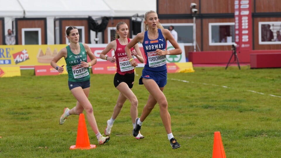 Wilma Anna Bekkemoen Torbiörnsson drar på danske Sofia Thøgersen som spurtet inn til bronse i U20-klassen. (Foto: Einar Børve) Wilma Anna Bekkemoen Torbiörnsson drar på danske Sofia Thøgersen som spurtet inn til bronse i U20-klassen. (Foto: Einar Børve)