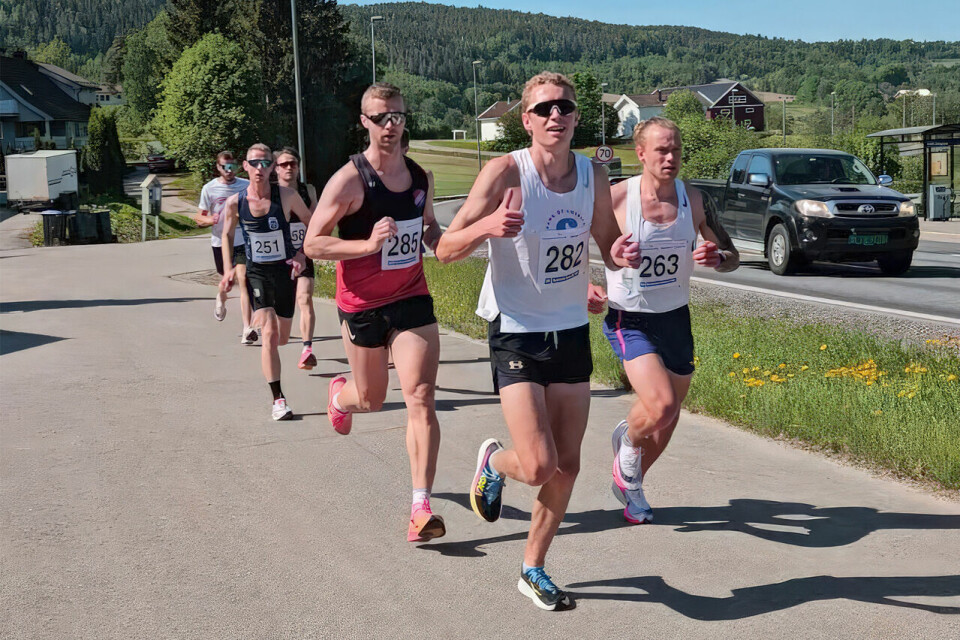 Tet-trioen har fått en luke under Sparebanken Sør Halvmaraton. Helt i front er vinneren Anders Hekkli. (Foto: Iver Fjelldalselv / Morten Weber) Tet-trioen har fått en luke under Sparebanken Sør Halvmaraton. Helt i front er vinneren Anders Hekkli. (Foto: Iver Fjelldalselv / Morten Weber)