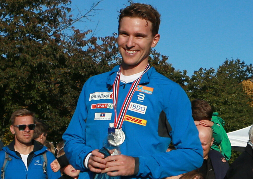 På pallen: Didrik Tønseth med sølvmedaljen etter årets NM i terrengløp i Frognerparken. (Foto: Kjell Vigestad) På pallen: Didrik Tønseth med sølvmedaljen etter årets NM i terrengløp i Frognerparken. (Foto: Kjell Vigestad)