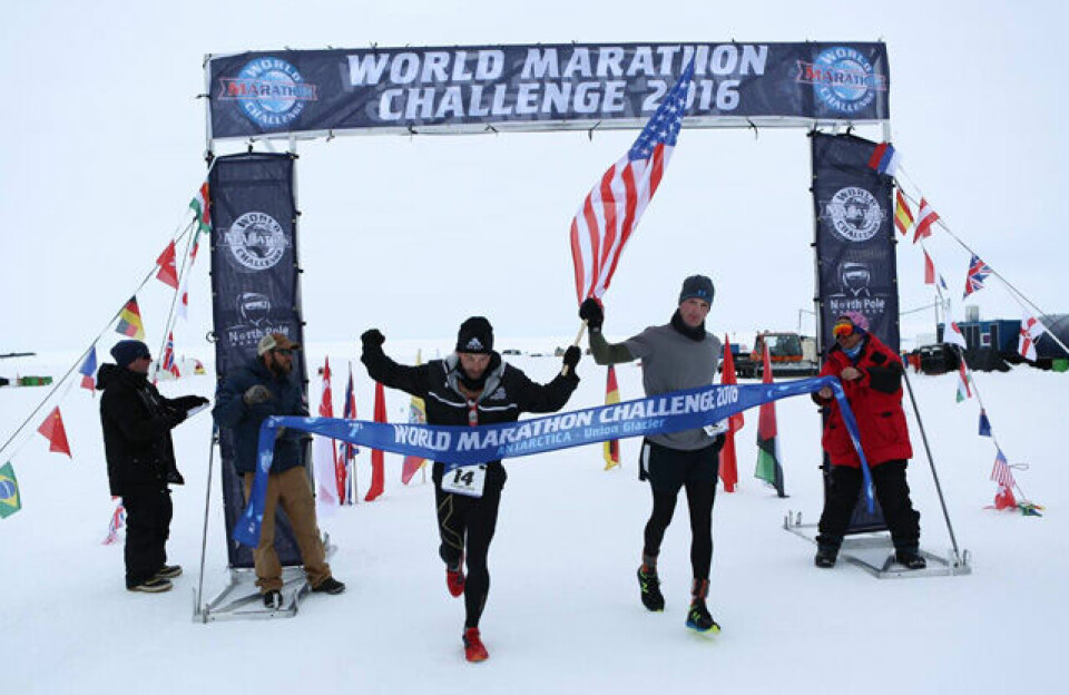Calum Ramm og Daniel Cartica løper samlet inn til seier i første av de syv maratonene i World Marathon Challenge i Antartica. Foto: Arrangøren Calum Ramm og Daniel Cartica løper samlet inn til seier i første av de syv maratonene i World Marathon Challenge i Antartica. Foto: Arrangøren