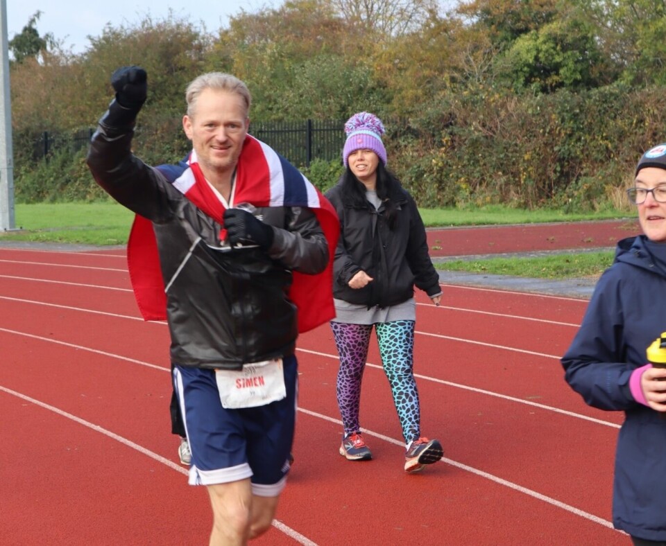 Simen Holvik vant 24-timers i England med 253,140 km Seiersrunden.jpg
