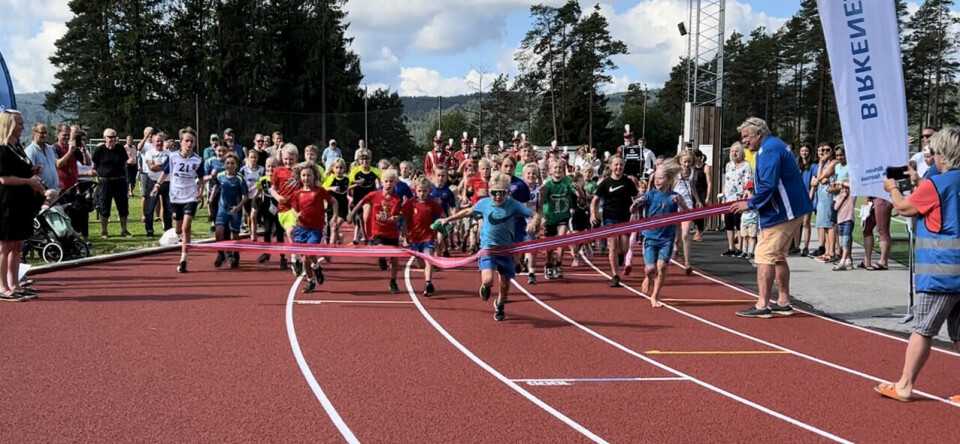 Fra åpningen av friidrettsanlegget i Birkenesparken 27. august 2022 der løpende barn fikk æren av å «løpe over startsnora» til tonene fra Birkeland Musikkorps. (Foto: Birkenes IL) Fra åpningen av friidrettsanlegget i Birkenesparken 22. august 2022 der løpende barn fikk æren av å «løpe over startsnora» til tonene fra Birkeland Musikkorps. (Foto: Birkeland IL)