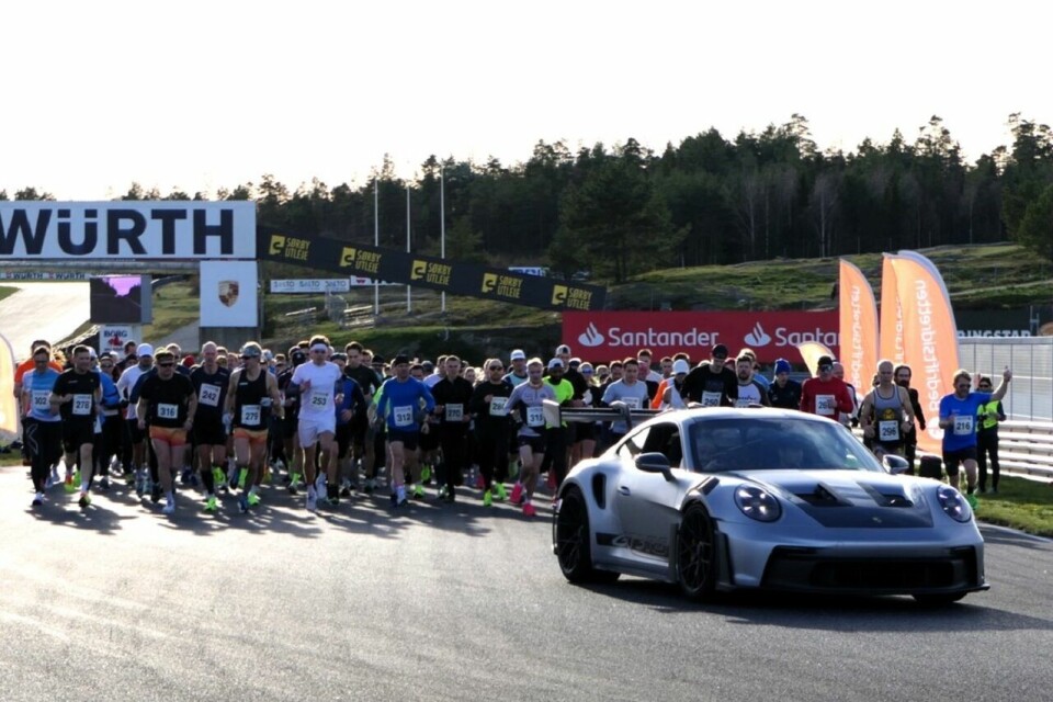 Startskuddet for løpet ble gjort av selveste Dennis Hauger som dro feltet i omlag 500 meter i en sprek Porsche før han blåste av gårde og forsvant ut av syne. (Foto: Bedriftsidretten i Østfold) Startskuddet for løpet ble gjort av selveste Dennis Hauger som dro feltet i omlag 500 meter i en sprek Porsche før han blåste av gårde og forsvant ut av syne. (Foto: Bedriftsidretten i Østfold)