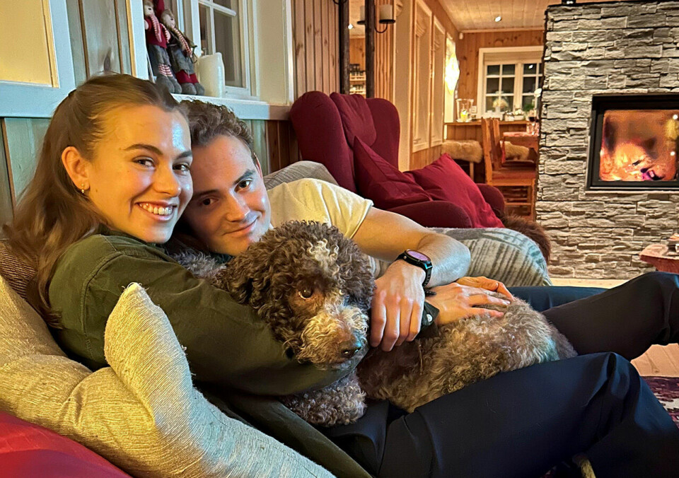 I sofaen: Selma og Petter restituerer på hytta med hunden Solo. (Foto: privat) I sofaen: Selma og Petter restituerer på hytta med hunden Solo. (Foto: privat)